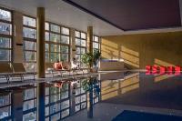 Adina appartament hotell - det ljusa simmhallen i hotellen