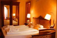 Romantische tweepersoonskamer van het 4-sterren Spa Wellness Hotel Amira in Heviz, Hongarije