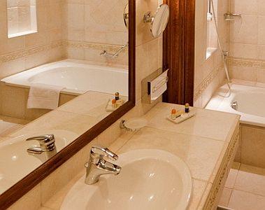 Красивая и современная ванная в Andrassy Residence Hotel в Тарцал - ✔️ Andrassy Kúria***** Tarcal - Spa Андраши Отель в Тарцале