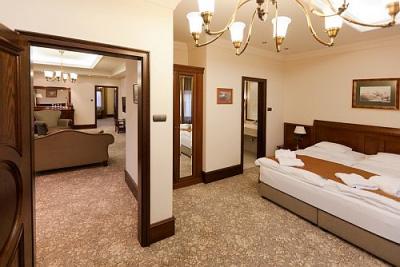 Cameră de lux frumoasă şi elegantă în hotelul Andrassy Residence din Tarcal, Ungaria - ✔️ Andrassy Kúria***** Tarcal - Hotel de spa wellness în Tarcal, Ungaria
