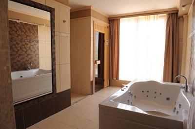 Apollo Thermal Hotel - habitacion de hotel con sauna y bañera de hidromasaje en Hajduszoboszlo - ✔️ Hunguest Apolló Thermal Hotel**** Hajdúszoboszló - hotel termal de Hajduszoboszlo