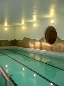 Piscina de natación-Wellness Hotel Aqua en  Budakeszi - Aqua Wellness Hotel Budakeszi, reservas de habitaciones baratas en Aqua hotel