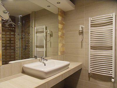 Cuarto de baño elegante y bonito en el Hotel Atlantis - ✔️ Atlantis Hotel**** Hajdúszoboszló - hotel de bienestar y de conferencia en Hajduszoboszlo