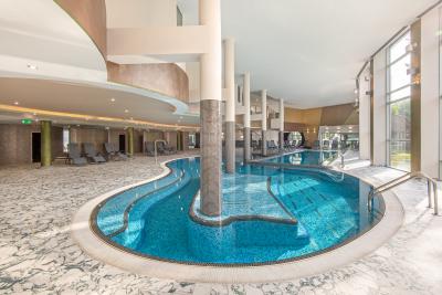 Siófokのウェルネスアズールプレミアムホテルの特別パッケージ - ✔️ Azúr Prémium Hotel***** Siófok - バラトン湖を望むパノラマビュ－が堪能できるシオ－フォクのウェルネスホテル