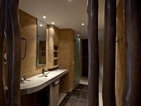 Moderne badkamer in Afrikaanse stijl in het Hotel Bambara in Felsotarkany in het Bukkgebergte