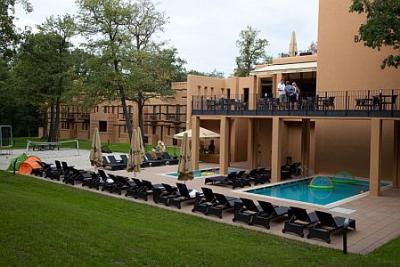 Piscina exterior y terraza del Hotel Bambara - Felsotarkany - ✔️ Bambara Hotel Felsotarkany**** - Hotel de wellness en las montañas de Bukk a precio favorable