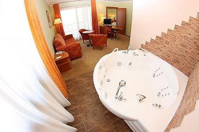 Hotel Aquarell Cegled - habitacion de hotel con jacuzzi a precio descuento para un fin de semana romantica - ✔️ Hotel Aquarell**** Cegléd - Hotel wellness Aquarell Cegled, Hungría