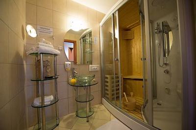 Wellness Hotel Cegled - Hotel Aquarell - хорошо и красиво освещенная ванная в велнес- и лечебном отеле Aquarell Cegléd, Hungary - ✔️ Hotel Aquarell**** Cegléd - Акварелл Велнес-отель в г. Цеглед