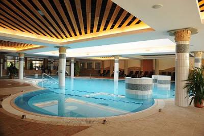 Hotel Aquarell Hotel Cegled - zwembad in het viersterren hotel - ✔️ Hotel Aquarell**** Cegléd - Aquarell Wellness Hotel Cegled, Hongarije