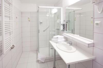 Goedkope accommodatie in het centrum van Sopron, wellness diensten, Pannonia Hotel Bathroom - Pannonia Hotel Sopron, Hongarije
