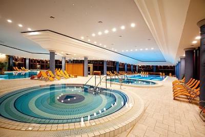 Zwembad in Hotel Greenfield in Bukfurdo, dichtbij de Oostenrijkse grens - ✔️ Greenfield Golf Spa Hotel Bukfurdo**** - Greenfield wellness en spa hotel in Buk, Bukfurdo, Hongarije