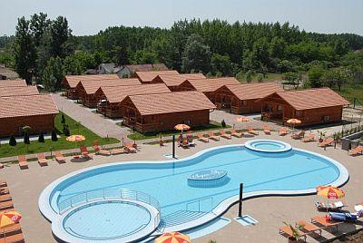 Bungalow met wellnessdiensten en services en buitenbad in Cserkeszolo, Hongarije - ✔️ Bungalow Aqua**** Cserkeszolo - Wellness bungalows voor gezinnen in Cserkeszolo tegen actieprijzen
