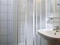 Business Hotel Jagello - badkamer met douche in het 3-sterren hotel in Boedapest, Hongarije