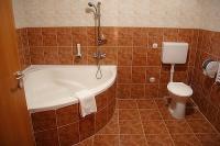Canada Hotel Budapest - ванная комната с ванной уголком