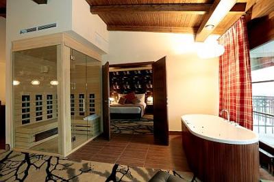 Suite de luxe avec jacuzzi et cabine de sauna dans la chambre dans l'Hôtel Cascade à Demjen - ✔️ Cascade Resort Spa Hotel Demjen**** - hôtel spa et de bien-être promotionnel Cascade Demjén