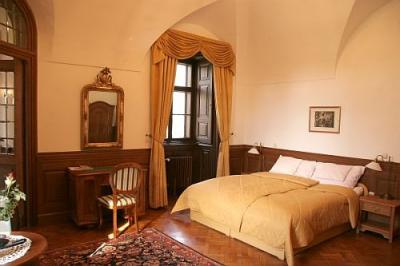 Chateau Hôtel Hedervár - Chambre double avec de splendides meubles antiques - Castle Hotel Hedervar Hongrie - Hedervary Château Hôtel - Hongrie - Hedervár