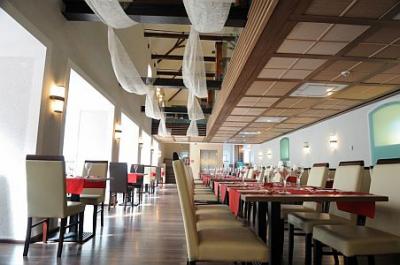 El restaurante de Hotel CE Plaza en Siofok en un ambiente elegante - ✔️ Ce Plaza Siófok Balaton**** - Hotel CE Plaza al lado del Lago Balatón