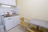 Cucina è equipaggiata di piatti, stoviglie, posate, bicchieri e un frigorifero che serve anche da minibar. - Charles Apartment Hotel