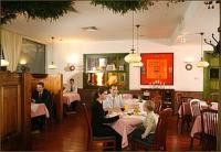 Hotel di appartamenti Charles - Il ristorante János offre le specialità della cucina ungherese e pietanze internazionali