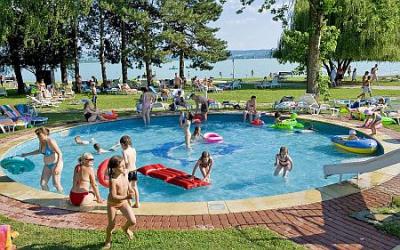 Piscina para niños en Klub Tihany - bungalows en la costa del Lago Balaton - ✔️ Club Tihany Bungalows**** - Tihany - Lago Balaton