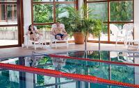 Club Tihany Bungalows - бассейн с сюрпризом в курортном велнес-комплексе на Балатоне в Тихань