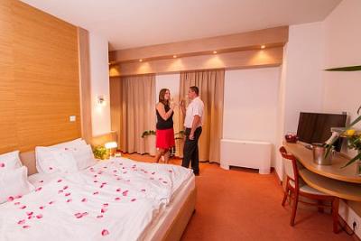 Hotel Corvus Aqua elegante habitación romántica en Gyoparosfurdo - ✔️ Corvus Aqua Hotel**** Gyopárosfürdő - hotel de bienestar con medio pensión a precio descuent en Oroshaza