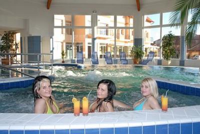 Крытый бассейн и джакузи в отеле Aqua Spa Wellness Cserkeszolo - ✔️ Aqua Spa Hotel**** Cserkeszőlő - отеля с велнес и спа услугами