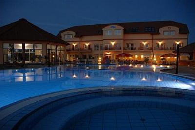 Sista minuten wellness helg i Cserkeszolo med halvpension paket - ✔️ Aqua Spa Hotel**** Cserkeszőlő - sänkta priser i Cserkeszolo, Ungern