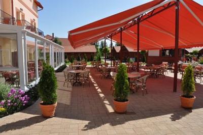 Terrass i hotellet - Aqua-Spa Hotel Cserkeszolo - ✔️ Aqua Spa Hotel**** Cserkeszőlő - sänkta priser i Cserkeszolo, Ungern