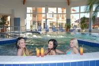 Aqua Spa Wellness Hotel Cserkeszoloの屋内プールとジャグジー
