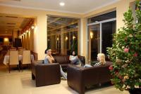 Hotel Aqua-Spa de Bienestar Cserkeszolo - barra y lobby elegante