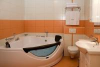 Aqua Spa Wellness Hotel Cserkeszolo - ジャグジ－付の浴室 - 当ホテル