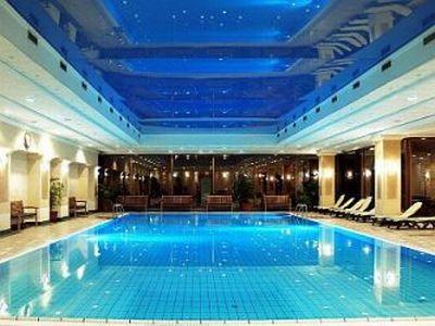 ブダペストのマルギット島にあるウェルネスホテルのスイミングプ-ルにてお寛ぎくださいませ - ✔️ ENSANA Grand Hotel Margitsziget**** Budapest - グランド　ホテル　マルギット島、ブダペスト, 