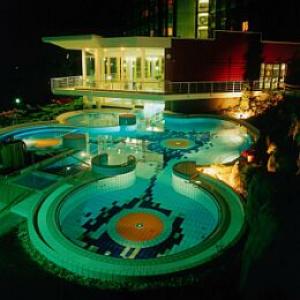 Health Spa Resort Aqua - piscina termale all'aria aperta a Heviz - hotel termale a 4 stelle a Heviz - ✔️ ENSANA Hotel termale Aqua**** Heviz - Danubius Health Spa Resort Hotel Aqua Heviz