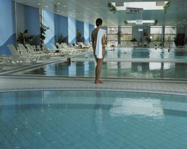Danubius Health Spa Resort Helia Schwimmbad im Wellnesszentrum von Budapest - ✔️ Hotel Helia**** Budapest - Thermenhotel Helia in Budapest, Ungarn