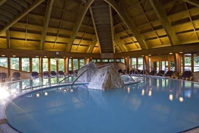 Zwembad met thermaal water in Danubius Hotel Health Spa Resort Hévíz  - ✔️ ENSANA Thermal Hotel**** Hévíz - spa thermaal hotel Heviz tegen zeer aantrekkelijke prijzen en actieprijzen