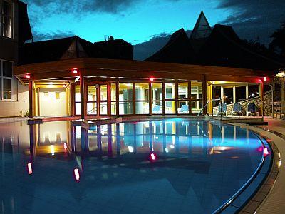 Открытый плавательный бассейн в термальном отеле Хевиз - Thermal Hotel Heviz - Danubius Hotel Heviz - ✔️ ENSANA Thermal Hotel**** Hévíz - Spa Thermal Hotel Heviz - термальный отель Хевиз