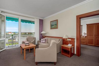 Suite z widokiem na jezioro w Hotelu Heviz Health Spa Resort w Heviz  - ✔️ ENSANA Thermal Hotel**** Hévíz - kurort spa termal hotel w Heviz