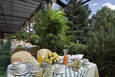 Grill party na tarasie - Hotel Termalny Danubius Spa i welness w Sarvar - ✔️ ENSANA Spa Resort**** Sarvar - Gorąca woda lecznica, kurort Sarvar, Węgry