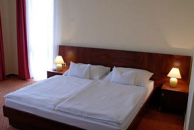 Goedkope tweepersoonskamer in Hotel Falukozpont Ujhartyan aan de snelweg M5 in Hongarije - Falukozpont Hotel Ujhartyan - mooi, goedkoop driesterren hotel aan de snelweg M5 op 15 minuten rijden vanaf Boedapest en Kecskemet