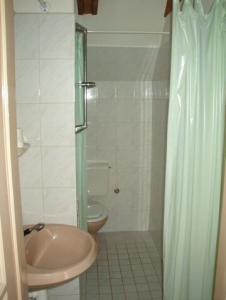 Fürdőszoba - Gida Hotel Biatorbágy - Biatorbágy - Gida Udvar Biatorbágy - Olcsó panzió Biatorbágyon Budapest közelében