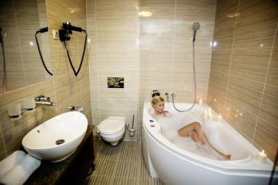 Ванная комната в Гранд-отеле Глориус в окрестностях Хагиматикума - ✔️ Grand Hotel Glorius**** Makó - Отель Grand Hotel Glorius Mako по пакетам акций