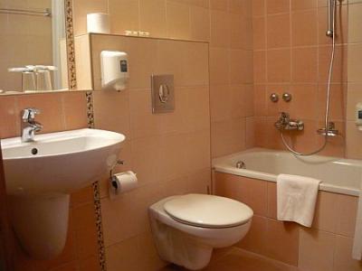 Higienyczna łazienka w Kecskemecie - Hotel Granada, Węgry - ✔️ Granada Wellness Hotel Kecskemet**** - Trzygwiazdkowy hotel Wellness w Kecskemet
