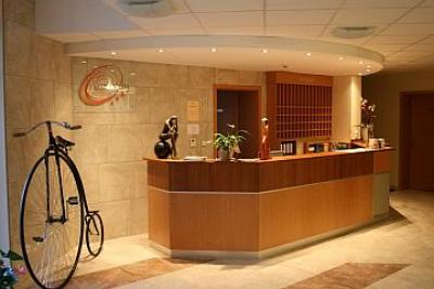 Kecskeméti új wellness szálloda, Wellness Hotel Granada recepciója - ✔️ Granada Wellness Hotel Kecskemét**** - Akciós Sport és wellness szálloda Kecskeméten