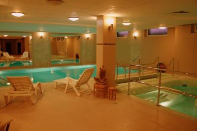 Zwembad in Granada wellnesshotel Kecskemet - ✔️ Granada Wellness Hotel Kecskemet**** - 4 sterren wellnesshotel in Kecskemet