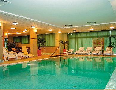 Vista de la piscina del área wellness del Hotel Granada en Kecskemet - ✔️  Granada Wellness Hotel Kecskemet**** - hotel de 4 estrellas a precio reducido en Kecskemet