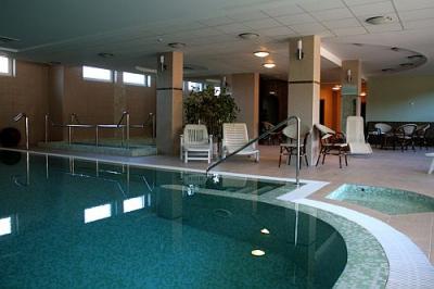 Schwimmbad im Wellness Hotel Granada in Kecskemet - ✔️ Granada Wellness Hotel Kecskemet**** - Billige Sport- und Wellnesshotel in Kecskemet