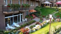 Jardines del Hotel Granada 3 estrellas en Kecskemet