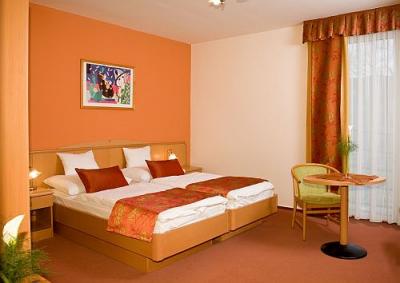Camera doppia 3 stelle - Hotel Kalvaria a Gyor - hotel vicino al bagno termale di Gyor - hotel che offre trattamenti dentistrici - ✔️ Hotel Kálvária**** Győr - bellissima camera d'albergo al Calvary Hotel di Gyor