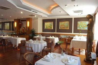 Restaurante del Hotel Kalvaria en el centro de Gyor - ✔️ Hotel Kálvária**** Győr - hotel 4 estrellas en Gyor con precios baratos